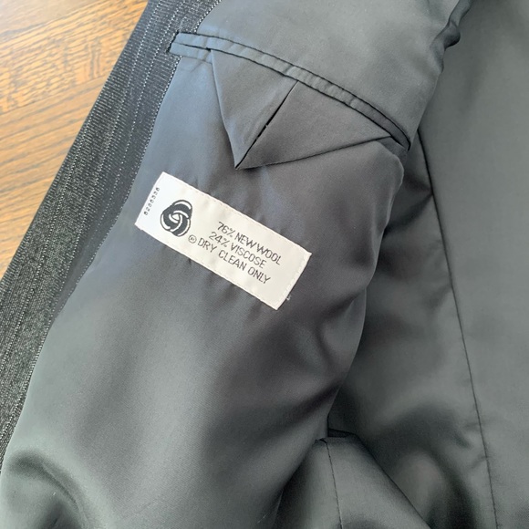 New Goldlion Men’s Suit Asia Sizing, around size 40 Canadian - Picture 8 of 16